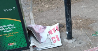 Roma - Vandalizzato lo striscione in ricordo di Pamela Mastropietro, la mamma: «Ogni sfregio è un colpo al cuore»